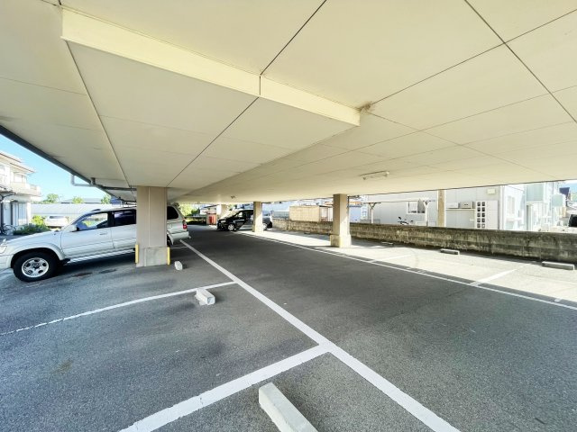 パレスノアの駐車場