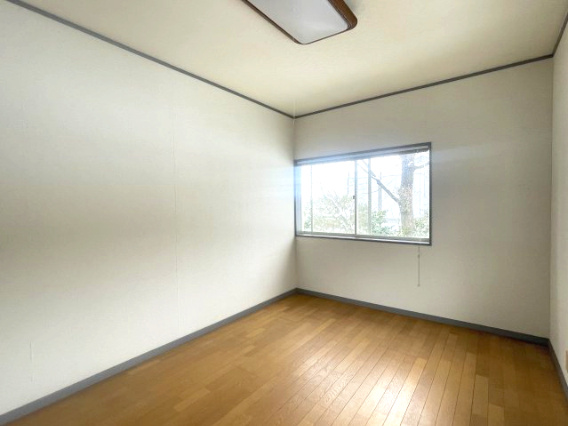 大津市南小松中古戸建の洋室|6.5帖洋室
