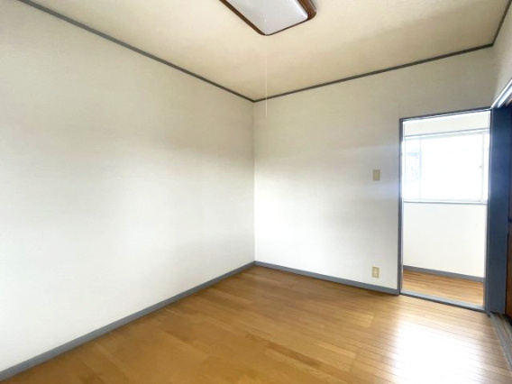 大津市南小松中古戸建の洋室|６帖洋室（中）
