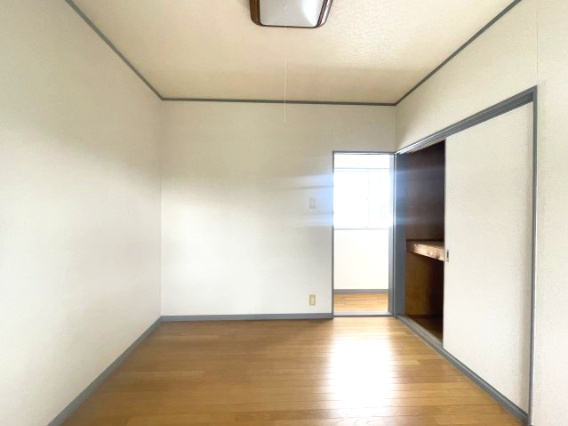 大津市南小松中古戸建の洋室|６帖洋室（中）
