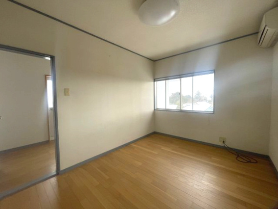 大津市南小松中古戸建の洋室