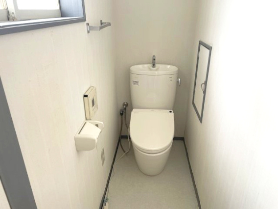 大津市南小松中古戸建のトイレ
