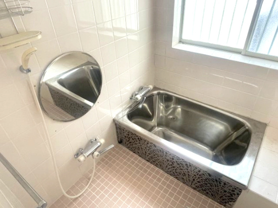 大津市南小松中古戸建の浴室