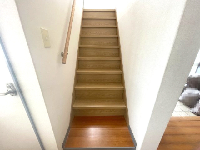大津市南小松中古戸建の内装|階段