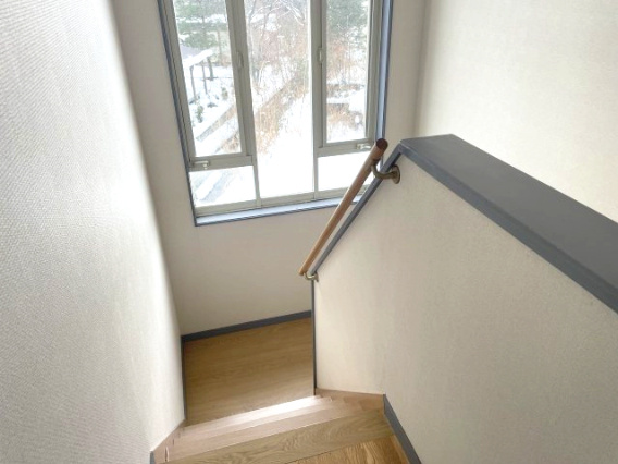 大津市南小松中古戸建の内装|階段