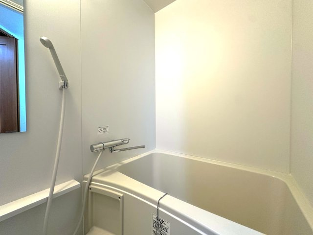 サンレイ天神橋の浴室|家族みんなの疲れをやさしく包み込む、広々とした癒しのバスルーム。ゆったりとくつろげる空間で、日々のストレスもすっと解きほぐされる、心身ともにリラックスできるひとときをお届けします。