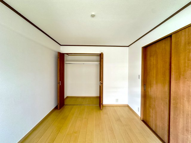 サンレイ天神橋の洋室|窓から差し込む光と、ほどよい広がりが心地よい洋室。インテリアのアレンジも思いのまま。気分に合わせて暮らしを整える、自由な余白があります。