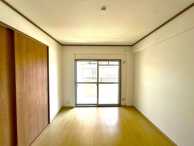 サンレイ天神橋の洋室|ふと深呼吸したくなるほどの開放感と穏やかな落ち着きが共存する洋室。お気に入りの家具や雑貨を飾れば、自分だけの“心地よさ”が自然と広がる特別な空間です。