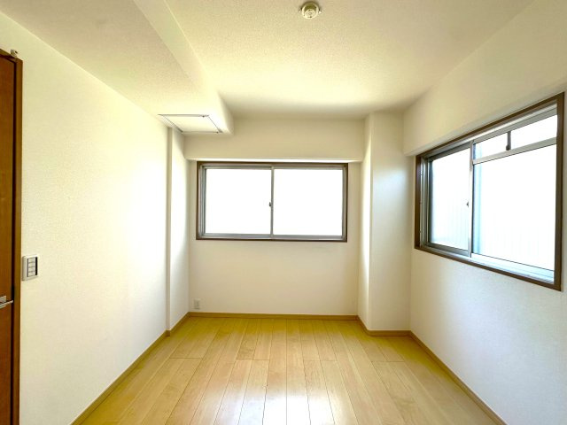 サンレイ天神橋の洋室|陽射しがやわらかく差し込む洋室は、日々の疲れを癒す静けさに包まれたプライベート空間。お気に入りの家具をどこに置こうか、思い描くだけで自然と笑顔がこぼれます。─そんな温もりと可能性に満ちた一部屋です。