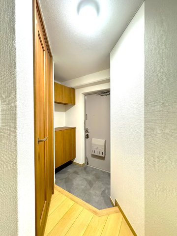 サンレイ天神橋の玄関|落ち着きのあるデザインとゆとりある空間が、住まう人をやさしく迎え入れる玄関。毎日の始まりと終わりを、上質な時間に変えてくれます。