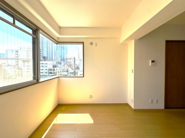 サンレイ天神橋の居間・リビング|洗練されたデザインと広がる開放感が一体となった空間は、日々の暮らしにさりげない特別な彩りを添え、心安らぐ時間を演出します。