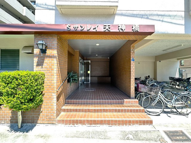 サンレイ天神橋のエントランス|訪れる人をやさしく迎え、住まう人には心地よい高揚感を。洗練されたエントランスが、毎日の“ただいま”を少しだけ特別にします。