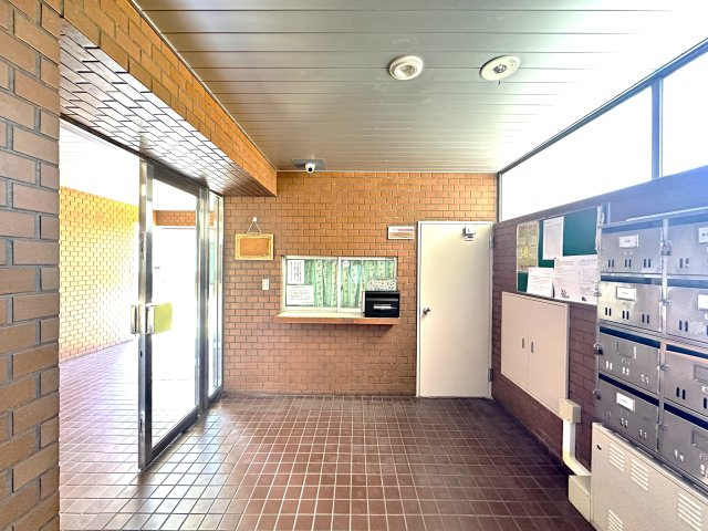 サンレイ天神橋のその他共用部分|訪れる人の足取りを自然とやわらげる、管理が行き届いたロビー。洗練されたデザインと落ち着きが調和し、この空間が上質な暮らしの期待感を静かに高めてくれます。