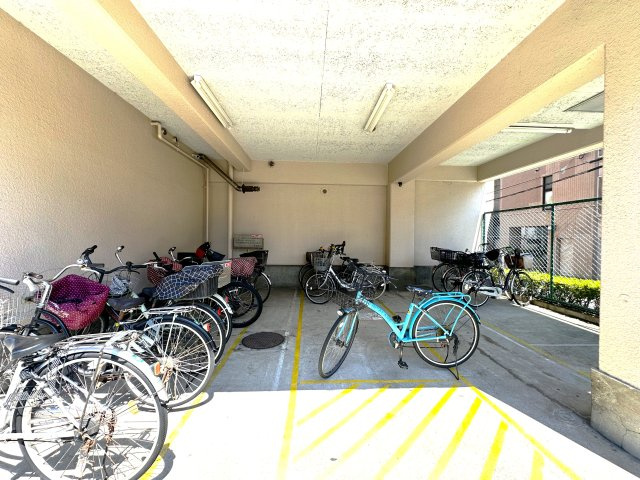 サンレイ天神橋のその他共用部分|整然と配置された駐輪場は、使いやすさと安全性を兼ね備えた設計。毎日の通勤やお出かけをサポートし、快適な暮らしの一部となります。