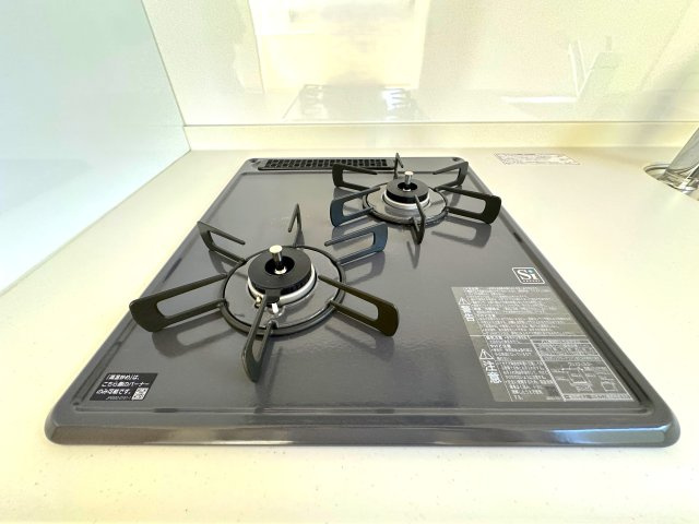 サンレイ天神橋のキッチン|2口ガスコンロで、同時調理もスムーズに進み、時間を有効に使えるのがうれしいポイント。炒め物、煮込み、汁物など、複数の料理を一度に作れるので、忙しい朝や夕食の準備も効率よく進みます。