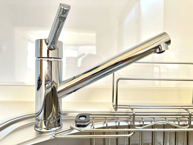 サンレイ天神橋のキッチン|浄水機能付きの水栓は、安心でおいしい水がすぐ使える便利な設備。ハンドシャワーで使い勝手もよく、毎日の家事が快適になります。使い勝手と衛生面を両立した設計が、毎日の家事に小さな心地よさと楽しさをプラス。