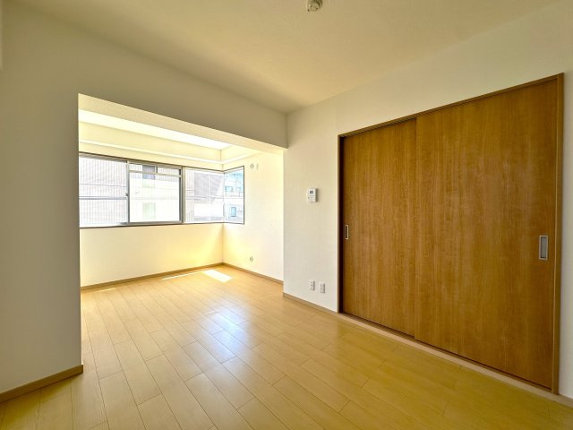 サンレイ天神橋の居間・リビング|大きのの窓から光が注ぎ、陽だまりのような温もりに包まれる広々リビング。家族の笑顔と心地よい毎日を育む、かけがえのない場所に。