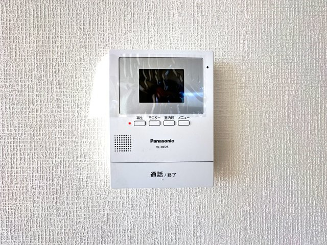 サンレイ天神橋の防犯設備|リビングから来訪者の姿をしっかり確認できるモニター付きインターホンは、防犯性はもちろん、急な来客にも安心して対応できる心強い設備。ご家族の安全と安心な暮らしをそっと支えてくれます。