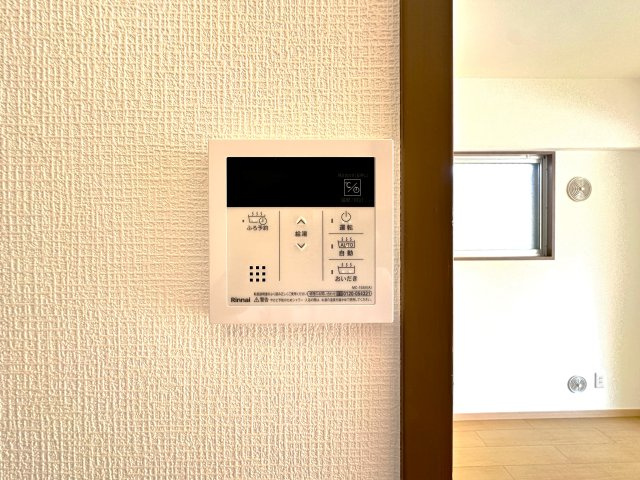 サンレイ天神橋の発電・温水設備|ワンタッチ操作でお湯張りや追焚きができるオートバスは、忙しい毎日にうれしい便利機能。時間や温度を自動で管理してくれるので、帰宅後すぐに快適なお風呂時間が楽しめます。