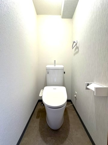 サンレイ天神橋のトイレ|最新設備が揃ったトイレは、快適性とデザイン性を両立した空間。自動洗浄機能や節水性能など、使う人への配慮が細部にまで行き届き、毎日をより快適に、清潔に保ちます。