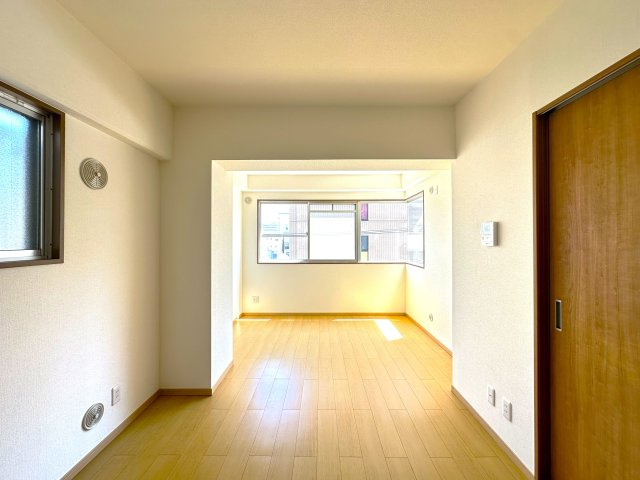 サンレイ天神橋の居間・リビング|穏やかな時間が流れるリビングは、インテリアを引き立てる洗練された設え。日々の暮らしに高揚感と落ち着きをもたらし、家族にとってかけがえのない空間になります。