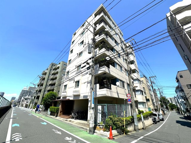 サンレイ天神橋の外観|ただいま、と家に帰るたびに心がほっと安らぐ、美しく誇らしい外観デザイン。温かみと上質さが絶妙に調和し、家族を迎える誇り高い表情を見せます。街並みにも映える佇まいは、安心感と豊かさをもたらしてくれます。