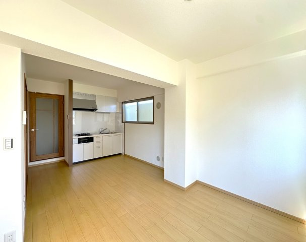 サンレイ天神橋の居間・リビング|住まう人の感性に寄り添い、美しさと機能性が調和した寛ぎの空間です。日々の疲れを癒し、心からリラックスできる場所として、暮らしに豊かさと安心感をもたらします。