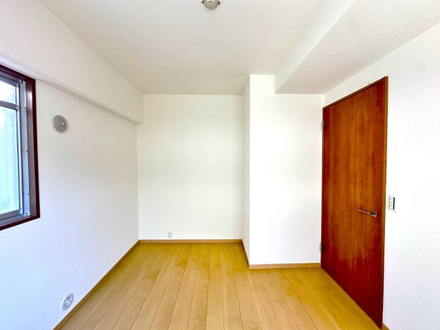 サンレイ天神橋の洋室|余白のある空間は、暮らしの変化にしなやかに寄り添うキャンバスのような存在。朝の支度や夜のくつろぎ時間を、自分らしく彩りながら過ごせる場所がここにあります。