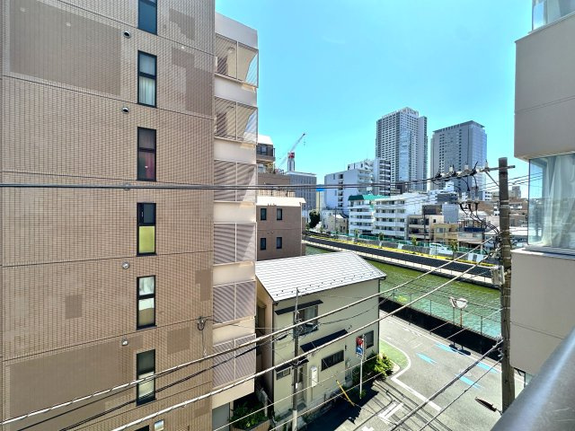 サンレイ天神橋の展望|空と街の景色が、暮らしの舞台を美しく演出する住まい。窓を開けるたびに、自然と心がほどけるような、そんな時間が流れています。