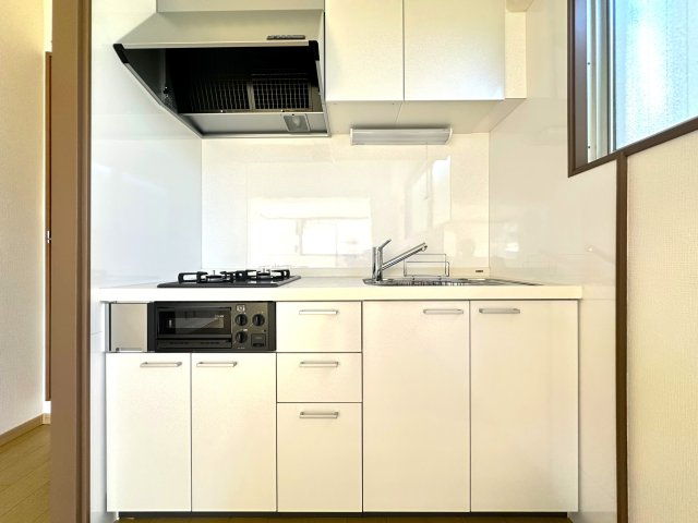 サンレイ天神橋のキッチン|使い勝手の良さと洗練されたデザインが溶け合うキッチン。手元をやさしく照らす光の中、包丁の音や香りまでが心地よく、料理の時間がひとつの癒しに変わっていきます。