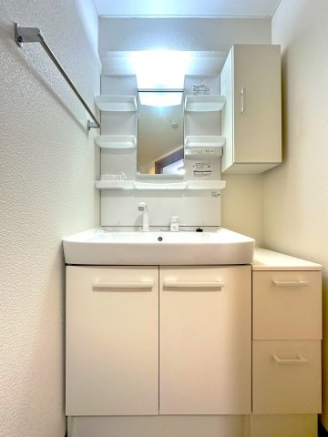 サンレイ天神橋の独立洗面台|明るく澄んだ空気が流れる洗面スペースは、使いやすさを徹底的に追求した設計です。忙しい朝も快適に自然と笑顔がこぼれる心地よいひとときを叶えます。毎日の身支度がスムーズに整う、家族みんなに優しい空間です。