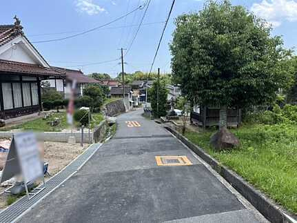 東広島市高屋町白市　新築一戸建て(全2棟）の前面道路含む現地写真