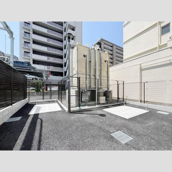 S-RESIDENCE小阪azureの駐車場