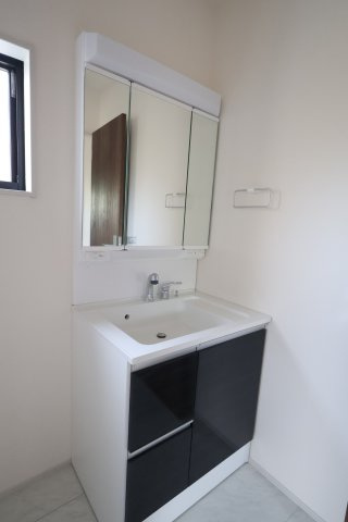 【独立洗面台】 | 《仲介手数料無料》蓮田市椿山４丁目17-9(全1戸)新築一戸建てリーブルガーデン | 撮影日 2025年9月18日 15:40 晴れ