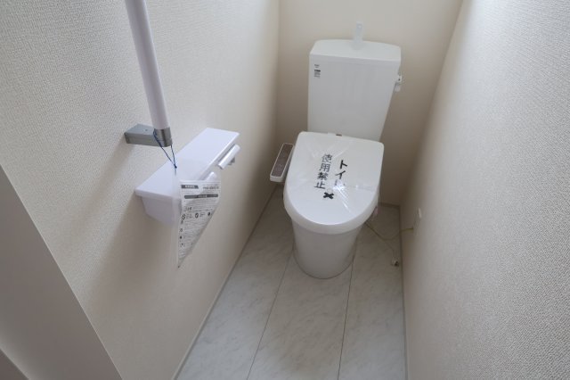 《仲介手数料無料》蓮田市椿山４丁目17-9(全1戸)新築一戸建てリーブルガーデンのトイレ|撮影日 2025年9月18日 15:40 晴れ