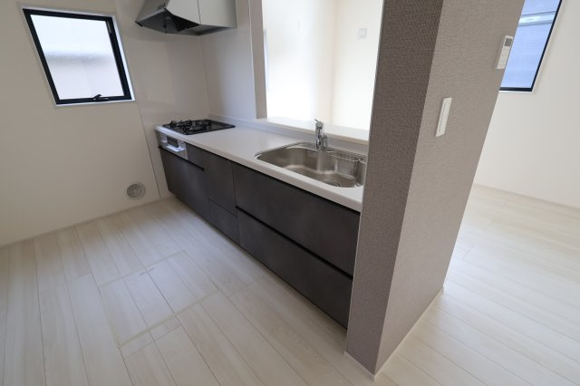 《仲介手数料無料》蓮田市椿山４丁目17-9(全1戸)新築一戸建てリーブルガーデンのキッチン|撮影日 2025年9月18日 15:40 晴れ