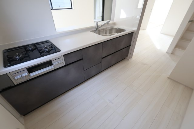 【キッチン】 | 《仲介手数料無料》蓮田市椿山４丁目17-9(全1戸)新築一戸建てリーブルガーデン | 撮影日 2025年9月18日 15:40 晴れ