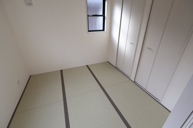 【和室】 | 《仲介手数料無料》蓮田市椿山４丁目17-9(全1戸)新築一戸建てリーブルガーデン | 撮影日 2025年9月18日 15:40 晴れ