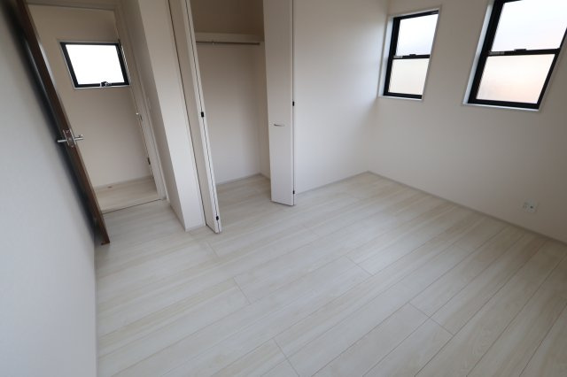 《仲介手数料無料》蓮田市椿山４丁目17-9(全1戸)新築一戸建てリーブルガーデンの洋室|撮影日 2025年9月18日 15:40 晴れ