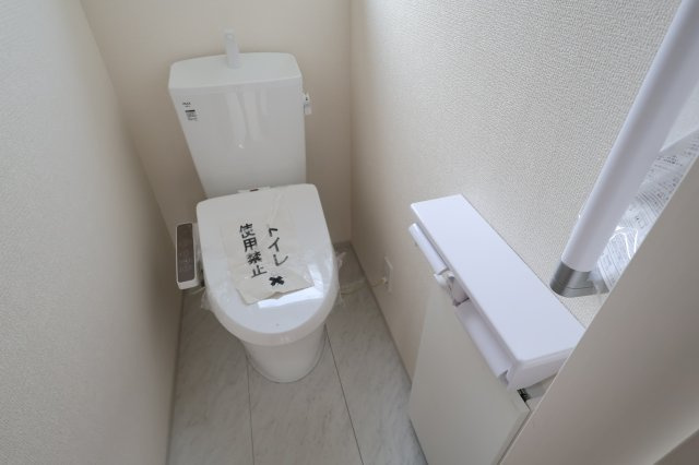 《仲介手数料無料》蓮田市椿山４丁目17-9(全1戸)新築一戸建てリーブルガーデンのトイレ|撮影日 2025年9月18日 15:40 晴れ