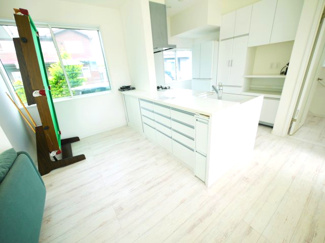 【居間・リビング】 | いすみ市岬町椎木　中古戸建 | 令和3年5月築 リビング床暖房付約27.6帖 対面キッチン JR外房線太東駅徒歩約9分 駐車3台