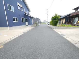 【前面道路含む現地写真】 | いすみ市岬町椎木　中古戸建 | 令和3年5月築 リビング床暖房付約27.6帖 対面キッチン JR外房線太東駅徒歩約9分 駐車3台