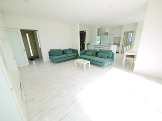 【居間・リビング】 | いすみ市岬町椎木　中古戸建 | 令和3年5月築 リビング床暖房付約27.6帖 対面キッチン JR外房線太東駅徒歩約9分 駐車3台