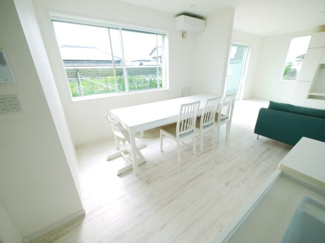 【居間・リビング】 | いすみ市岬町椎木　中古戸建 | 令和3年5月築 リビング床暖房付約27.6帖 対面キッチン JR外房線太東駅徒歩約9分 駐車3台