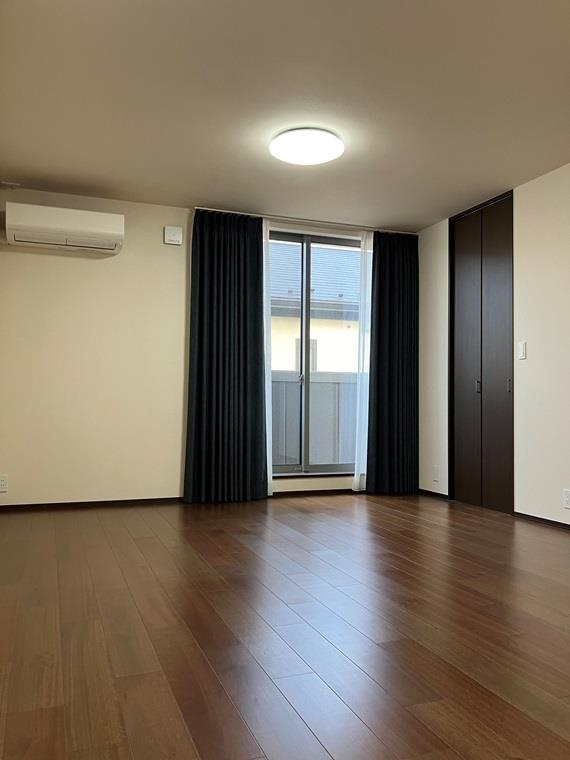 新富町戸建の洋室