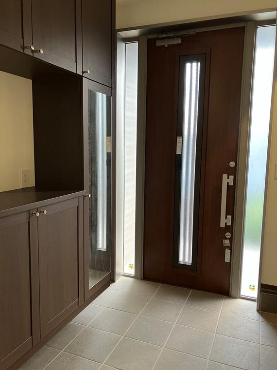 新富町戸建の玄関