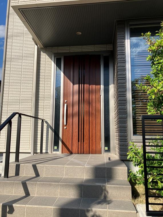 新富町戸建のエントランス