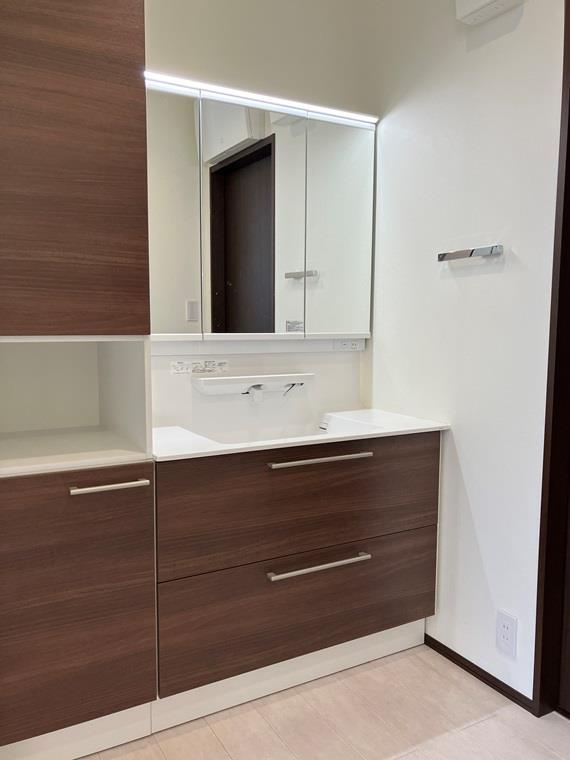 新富町戸建の独立洗面台