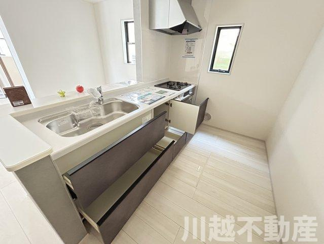 ３路線利用できるアクセスを選べるポジションのキッチン|ドリンクサービスあります