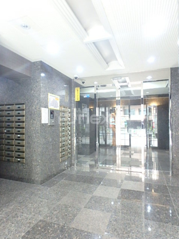 豊島区雑司が谷２丁目の賃貸マンションのエントランス